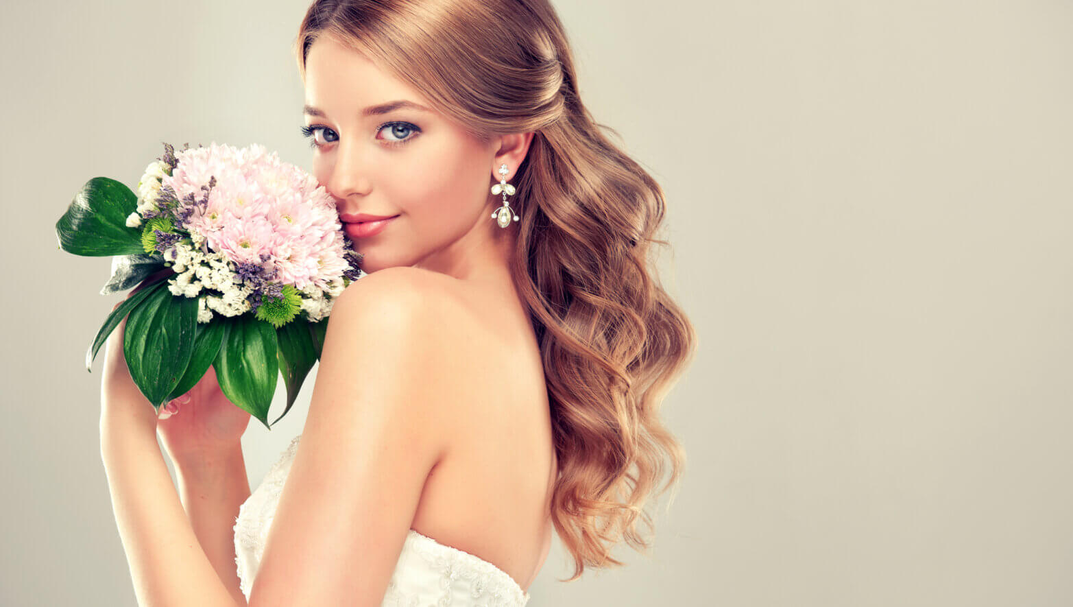 photo-girl-bride-wedding-dress-elegant-hairstyle-bouquet