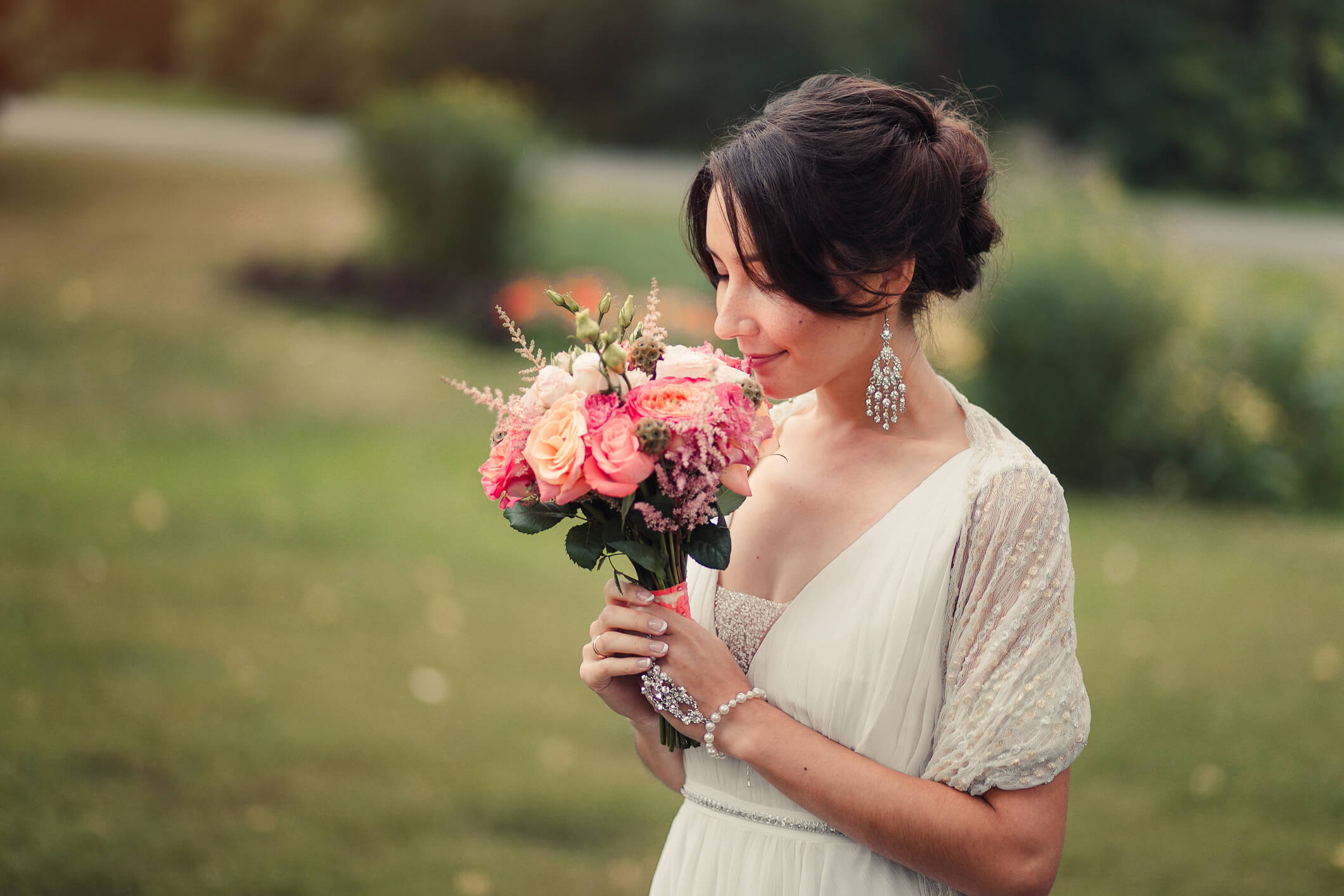 photo-bride-holds-boho-wedding-bouquet