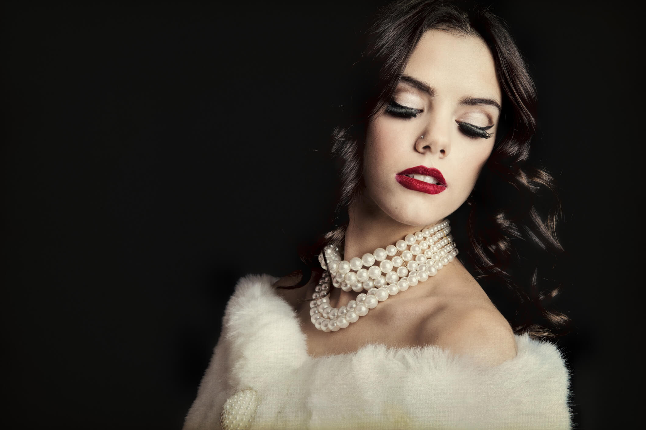 photo-hollywood-glam-classic-starlet-white-fur-stole-classic-pearl-necklace-bright-red-lipstick-shot-black-background