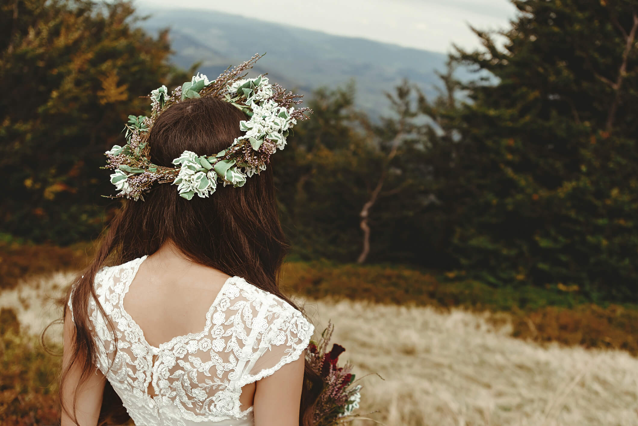 photo-stylish-bride-posing-bouquet-background-forest-luxur-luxury-boho-wedding-mountains