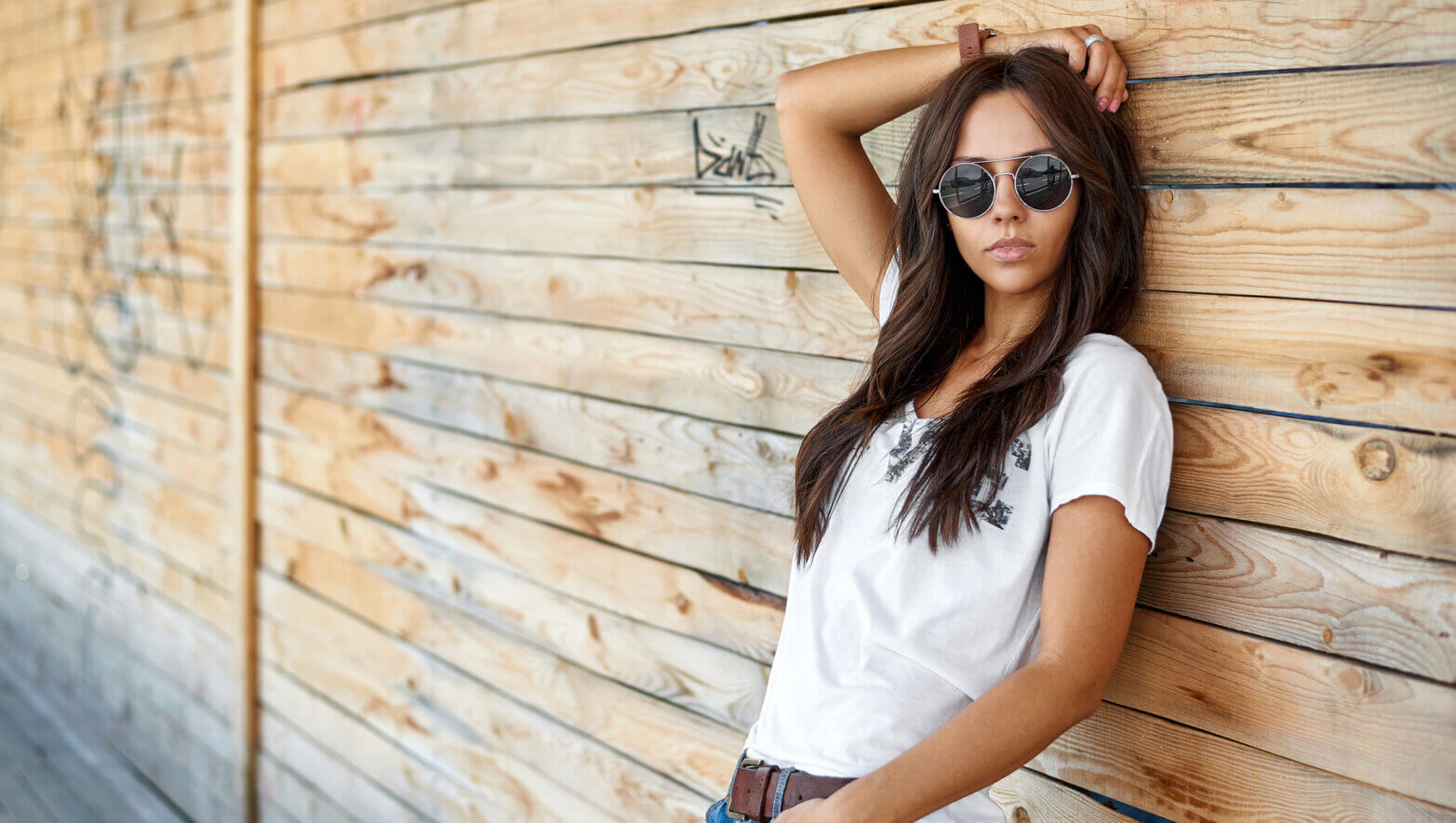 outdoor-street-fashion-portrait-stylish-woman-sunglasses