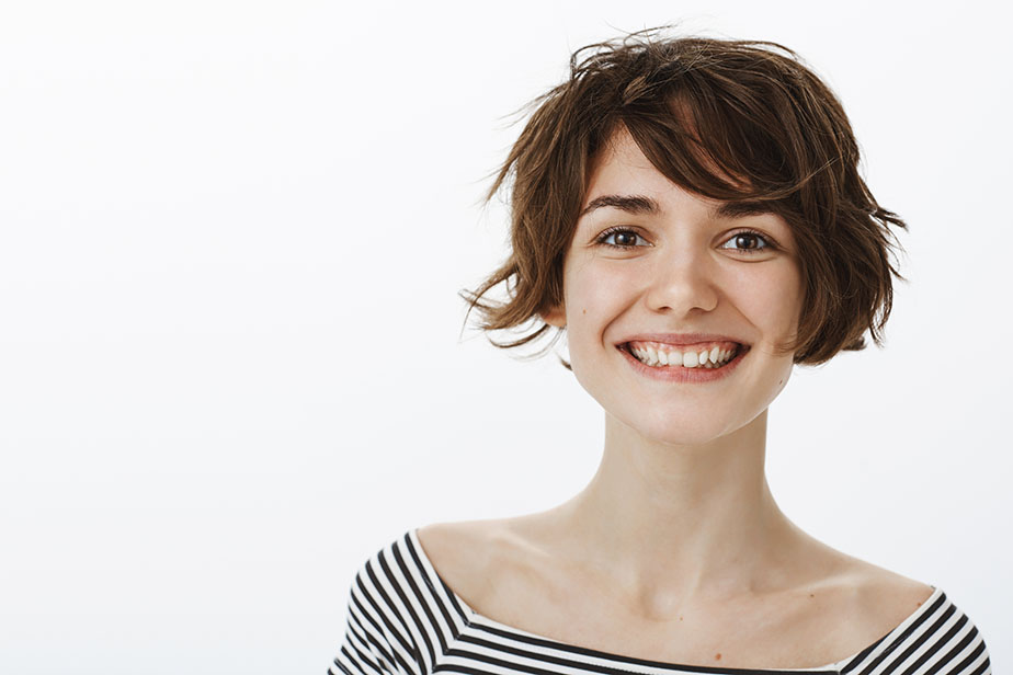 woman with wavy bob