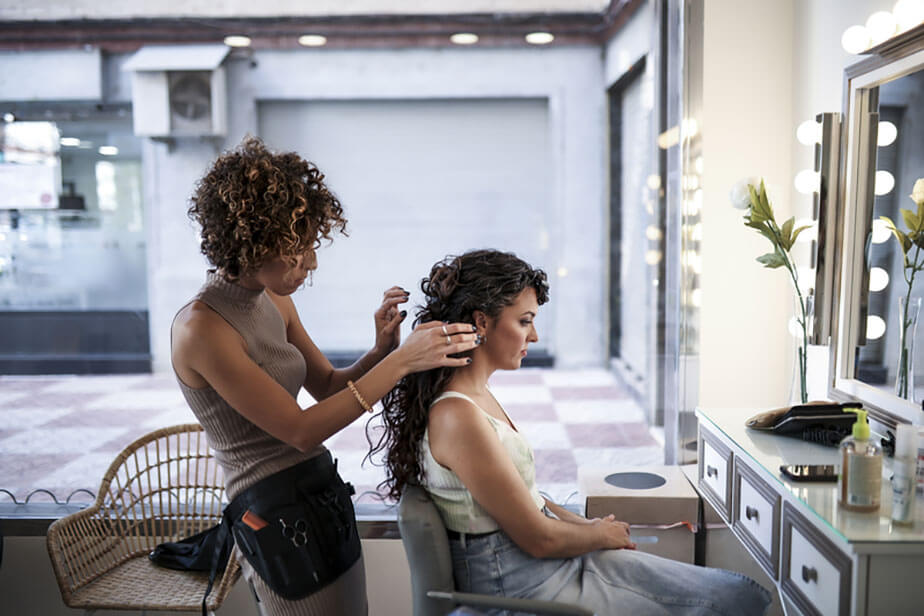 client talking with hairstylist